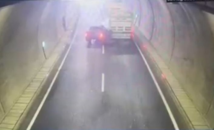 Batman’da tıra çarpan pikap hurdaya döndü: 1 yaralı