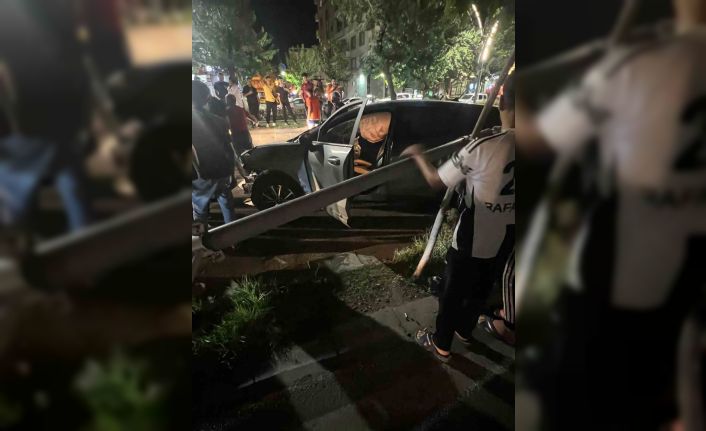 Batman’da trafik kazası, otomobil aydınlatma direğine çarptı