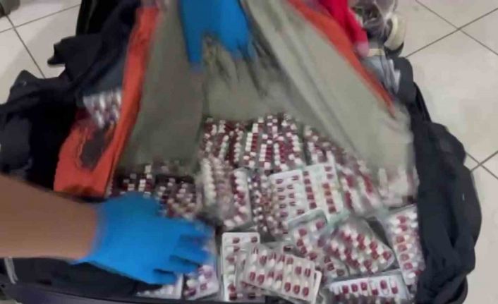 Bavulundan 5 bin 642 adet uyuşturucu hap çıktı: "Yıllık içeceğim" dedi