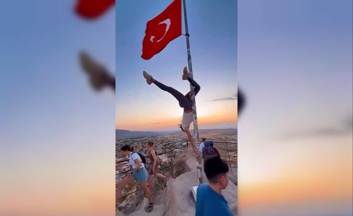 Bayrak direğine saygısızlık tepkilere neden oldu