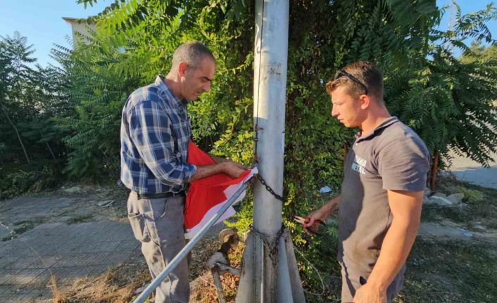 Bayrak direğinin boş kalmasına gönlü el vermedi