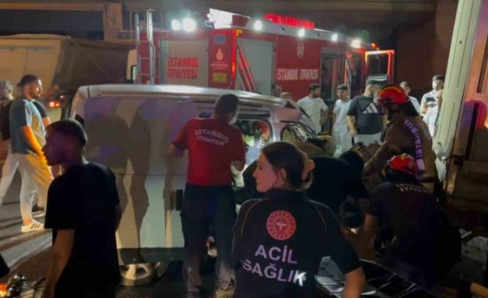 Bayrampaşa’da alkollü sürücünün kullandığı araç kamyonete çarptı: 3 yaralı