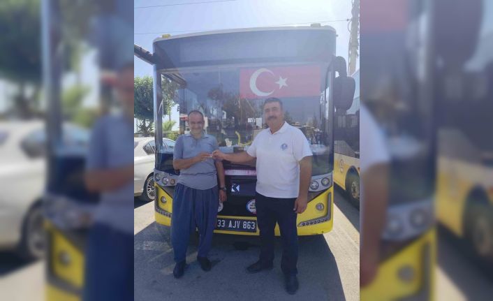 Belediye otobüsü şoförü bulduğu altını sahibine teslim etti