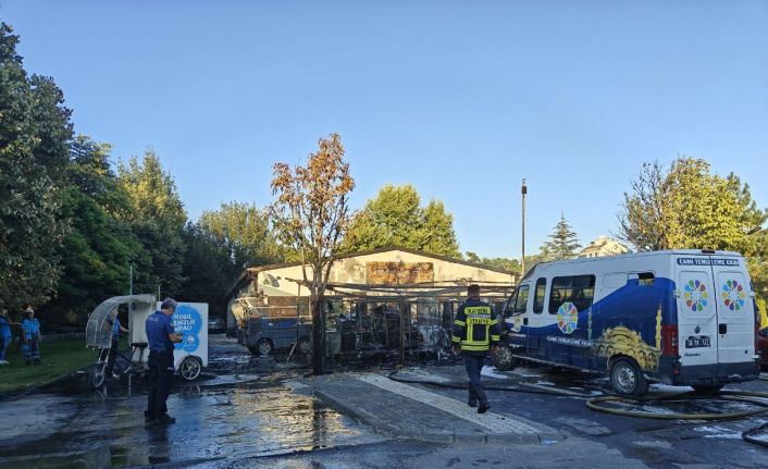 Belediyenin temizlik araçları küle döndü