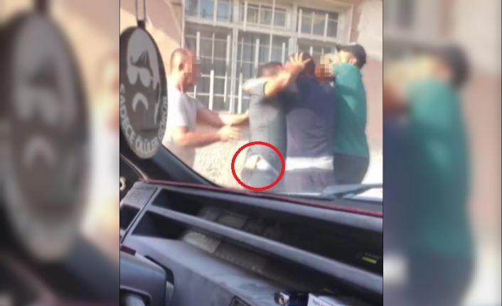 Belindeki bıçakla tekmeli yumruklu kavgaya girdi, sokak boks ringine döndü