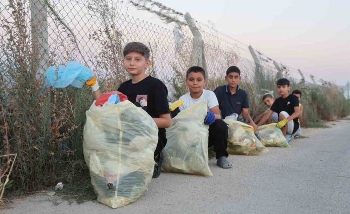 ‘Ben başladım sıra sende’ sloganıyla çöp toplama hareketini başlatan Miraç, her gün arkadaşlarıyla birlikte temiz çevre için çöp topluyor