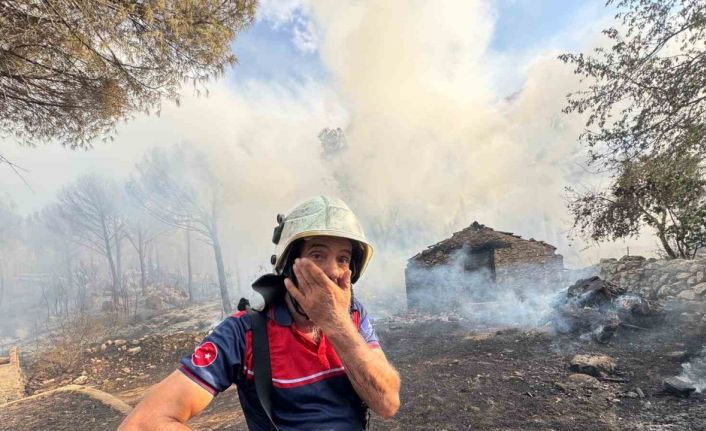 Bergama’da orman yangını: Alevler evlere sıçradı