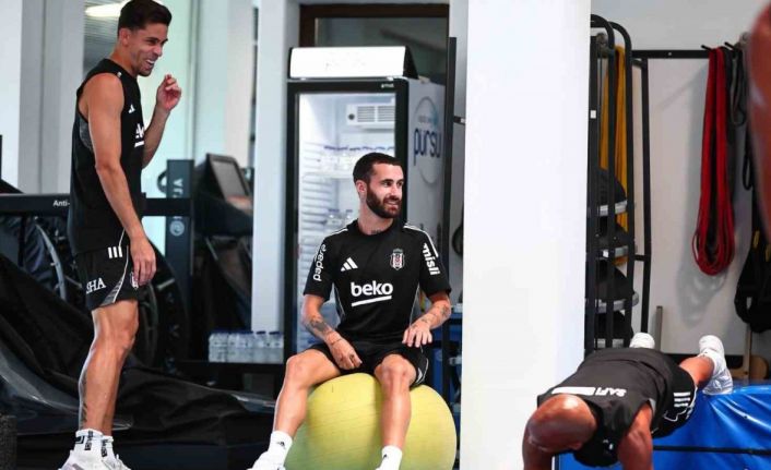 Beşiktaş, günün ikinci antrenmanını salonda yaptı
