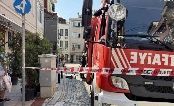 Beşiktaş’ta 3 katlı binada yangın paniği