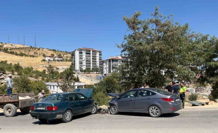 Besni’de 2 otomobil kafa kafaya çarpıştı: 2 yaralı