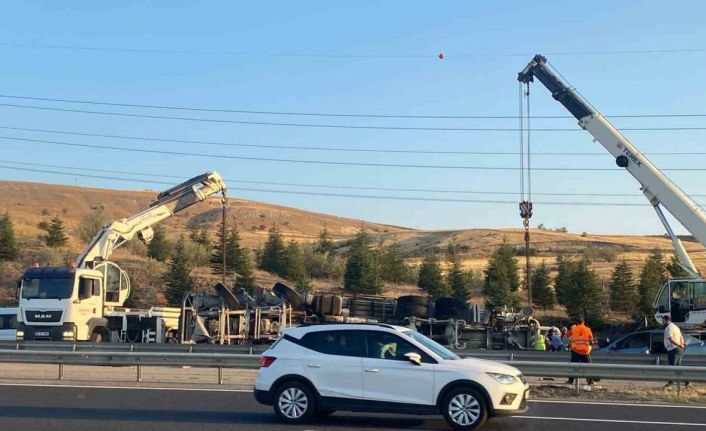 Beton mikseri otomobilin üzerine devrildi: 6 yaralı