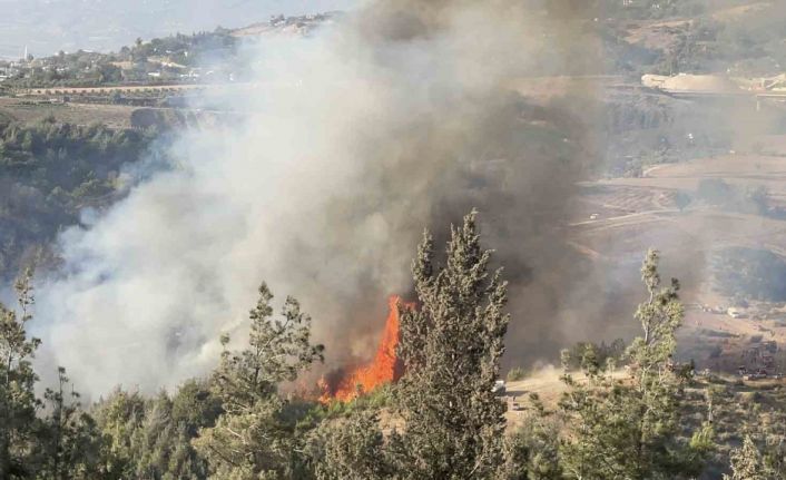 Beton mikserleri ve iş makineleri ile yangını söndürmek için seferber oldular