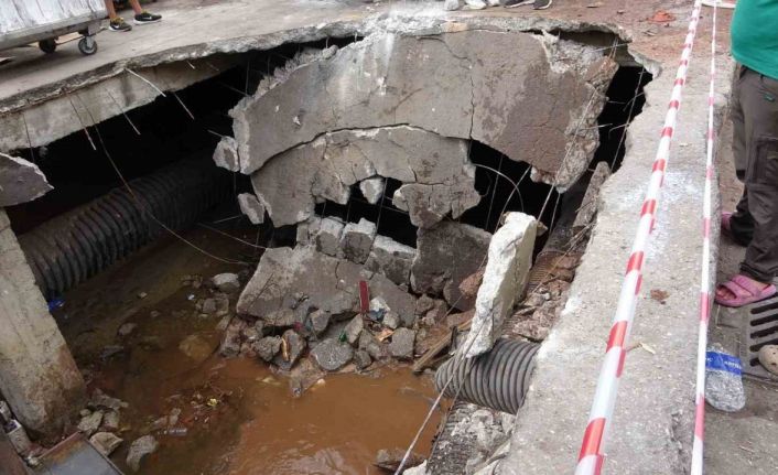 Beton zemin çöktü, hafriyat kamyonu içine düştü