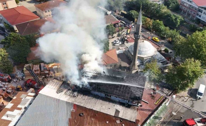 Beykoz’da 3 katlı binanın çatısında korkutan yangın