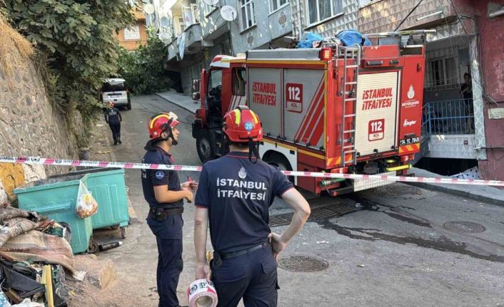 Beyoğlu’nda ağaç ve elektrik direği araçların üzerine devrildi