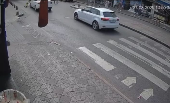 Beyoğlu’nda otomobilin dede ve torununa çarptığı kaza kamerada