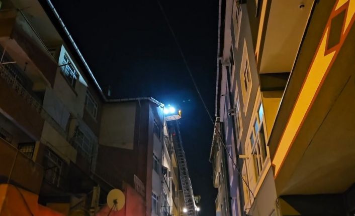 Beyoğlu’nda patlama sonrası evin çatısı alevlere teslim oldu