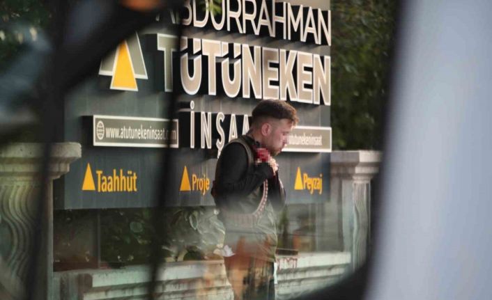 Bıçağı boğazına dayadı, polis ekipleri müdahale etti