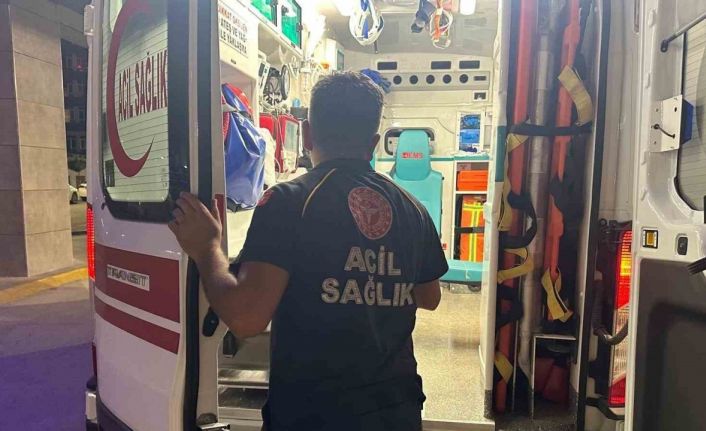 Bıçaklanan genç hastaneye kaldırıldı
