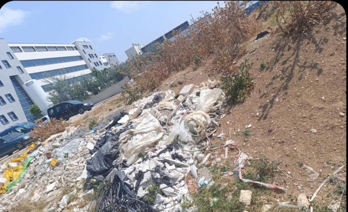 Bilecik Devlet Hastanesi etrafını çöpler sardı