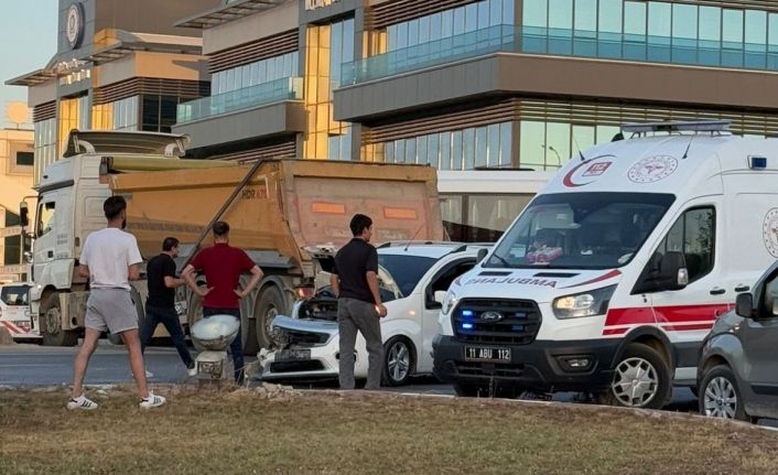 Bilecik’te iki aracın karıştığı trafik kazasında 3 kişi yaralandı