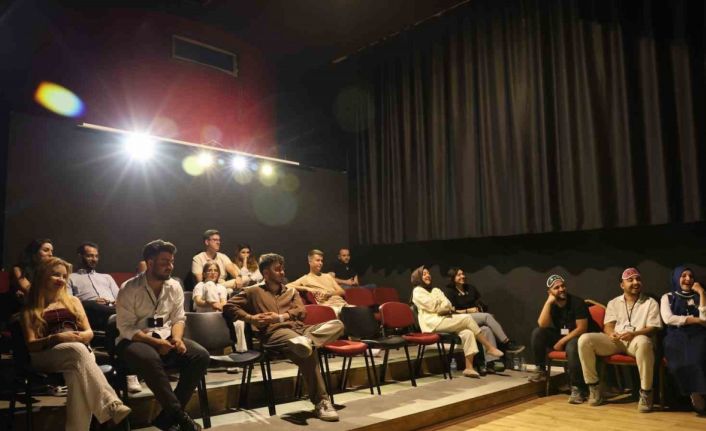 Bilet alan seyirci, bu kez oyuna dahil oldu