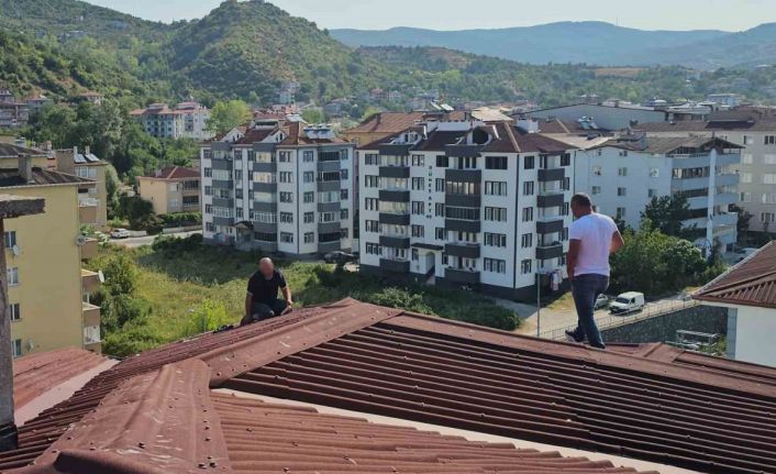 Binanın çatısına çıkan alkollü şahsı ikna etmek için 3 saat çabaladılar