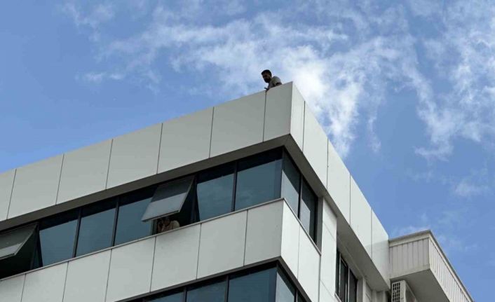 Binanın tepesinden atlamak isteyen şahıs ikna edilerek indirildi