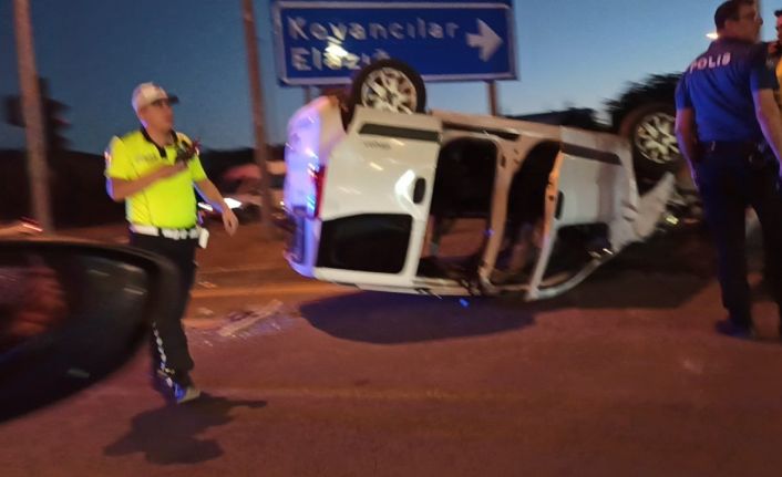 Bingöl’de hafif ticari araç ters döndü: 1 yaralı