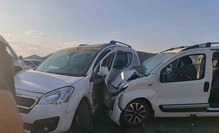 Bingöl’de iki hafif ticari araç çarpıştı: 11 yaralı