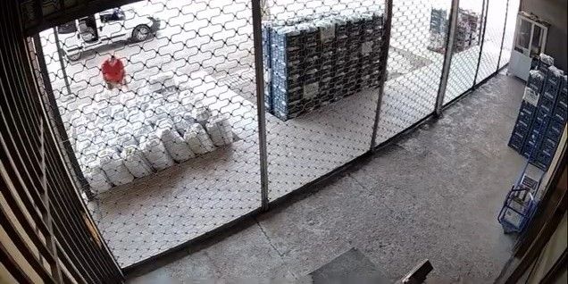 Bir çuval sebzeyi arabasına atıp gitti: O anlar kamerada