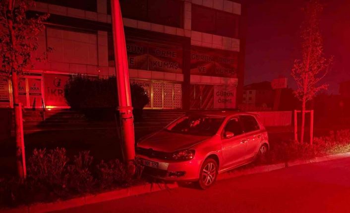 Bir hafta içinde aynı yerde ikinci kaza: Elektrik direğine çarptı