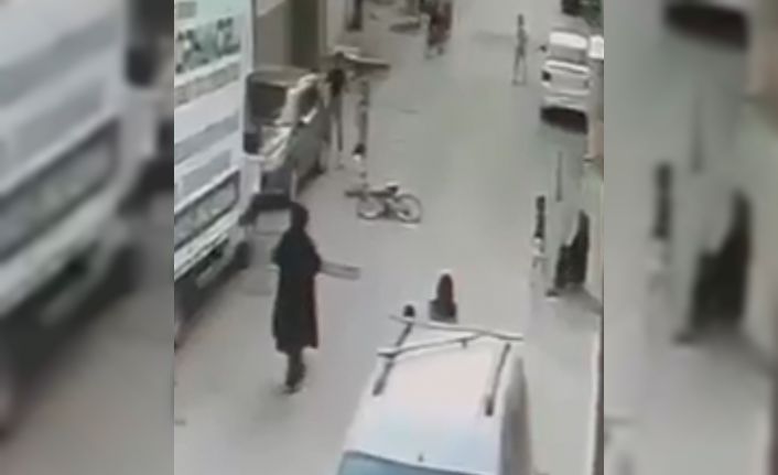 Bisikletiyle kontrolden çıkan çocuk otomobile çarptı, kaza anı kamerada