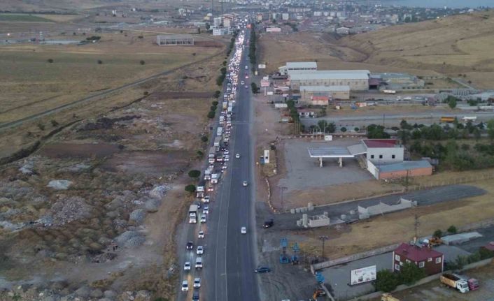 Bitlis-Tatvan kara yolunda kilometrelerce araç kuyruğu oluştu