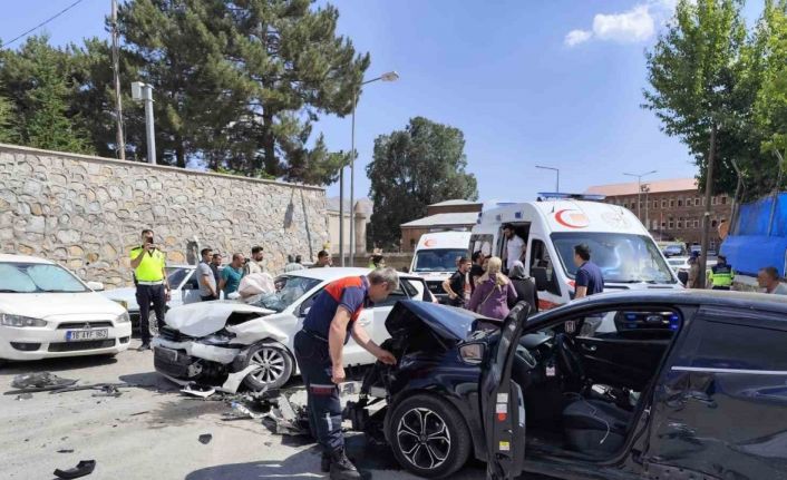 Bitlis’te otomobiller çarpıştı: 10 yaralı
