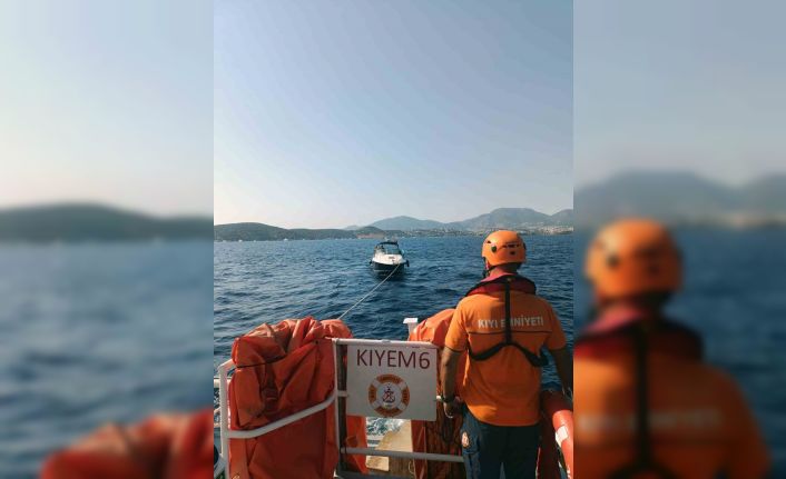 Bodrum açıklarında arızalanan ve sürüklenen tekne kurtarıldı