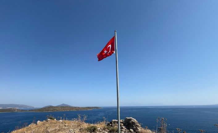 Bodrum Belediyesi kent genelinde yıpranmış bayrakları yeniliyor