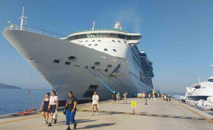 Bodrum’a 2 gemi 3 bin 906 yolcu getirdi