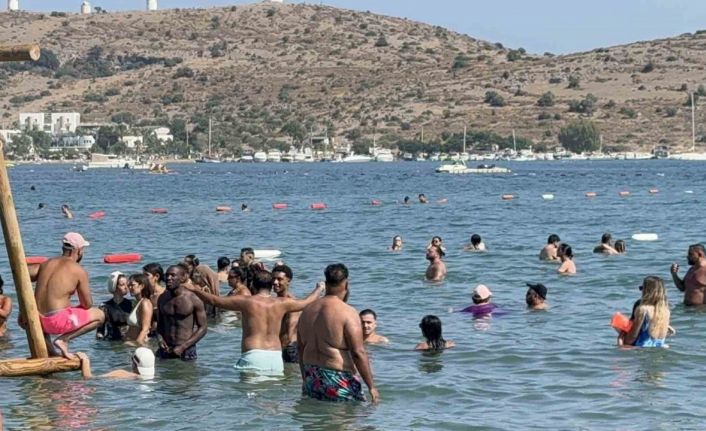 Bodrum’da sokaklar ve sahiller insan seline döndü