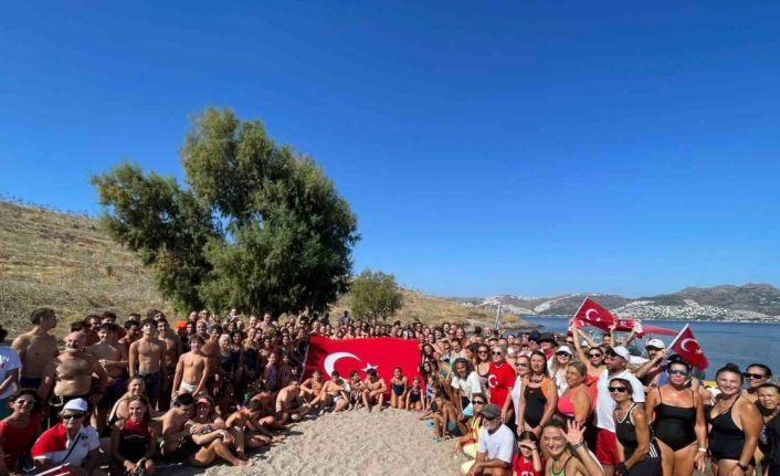 Bodrum’dan adaya yüzerek Zafer Bayramı’nı kutladılar
