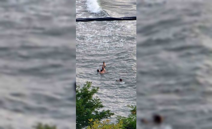 Boğulma tehlikesi geçiren 3 kadını vatandaşlar kurtardı