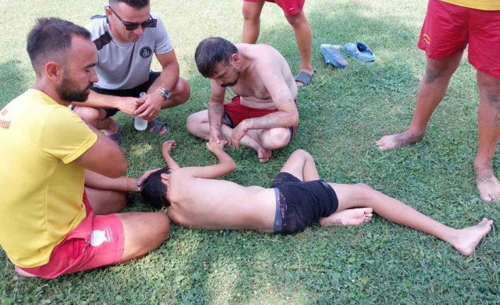 Boğulma tehlikesi geçiren çocuğu babası kurtardı