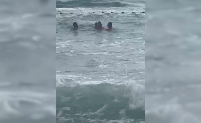 Boğulma tehlikesi yaşayan 2 kız çocuğunun kurtarılma anları kamerada