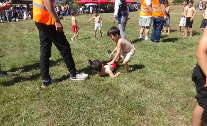 Bölgenin son Hacet Bayramı’nda miniklerin güreşleri eğlenceli anlara sahne oldu