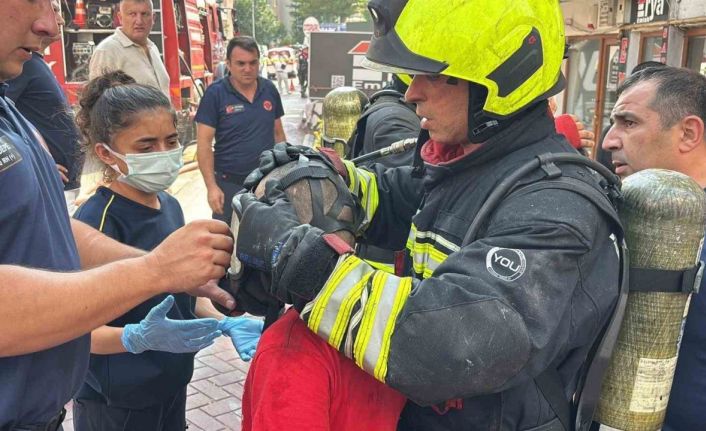 Bolu’da 5 katlı apartmanda yangın çıktı: 1’i çocuk 2 kişi dumanlar arasından kurtarıldı