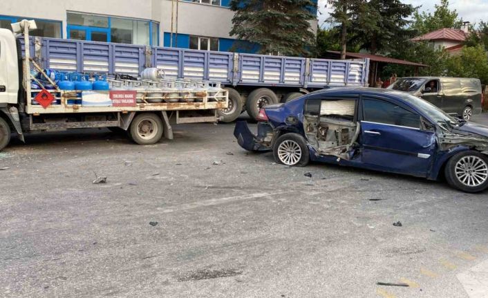 Bolu’da facianın eşiğinden dönüldü: Tüp yüklü kamyon kazaya karıştı