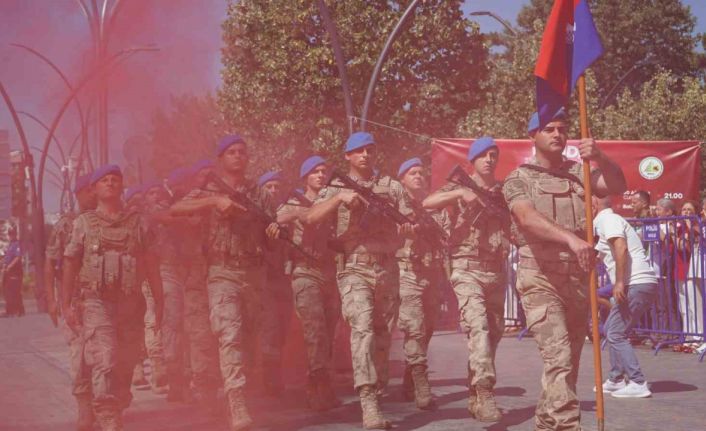 Bolu’da komandolar, Zafer Bayramı’nda caddeyi coşkuyla inletti