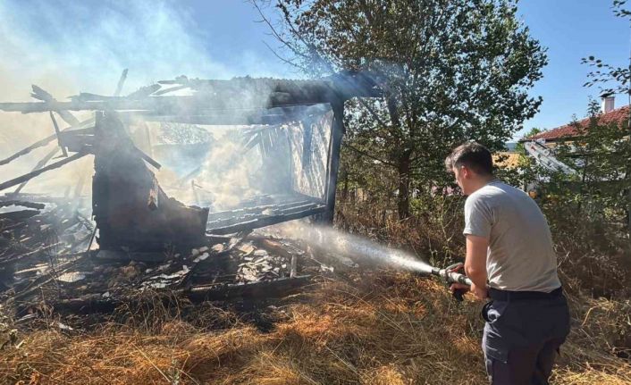 Bolu’da otluk arazide çıkan yangın 2 katlı evi küle çevirdi