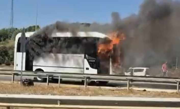 Bolu’da seyir halindeki midibüs alev alev yandı