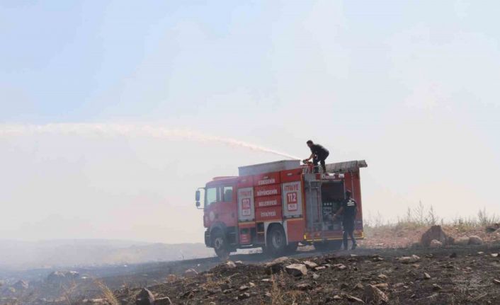 Boş arazide çıkan yangın yerleşim birimlerine sıçramadan söndürüldü